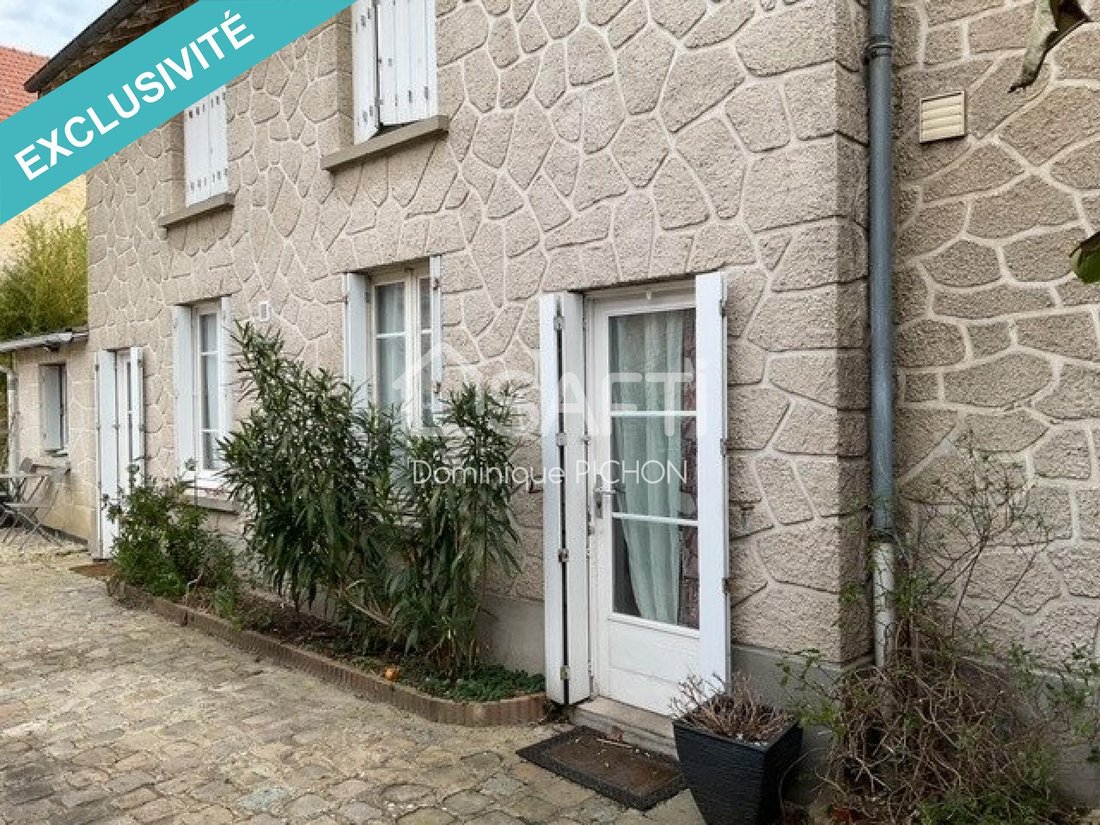 Maison De Ville In Neuville Sur Oise, île De France, France For Sale