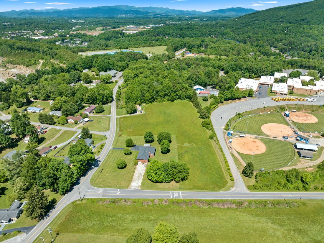 505 Enka Lake Road, Candler, Nc 28715 In Candler, North Carolina