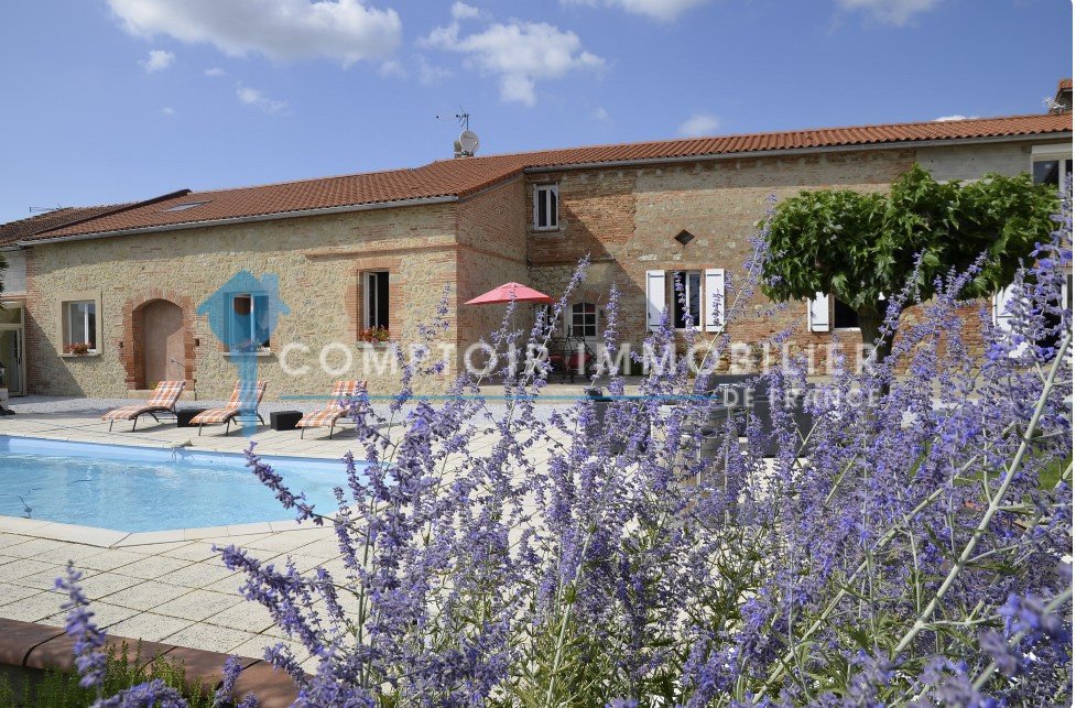 Lauragaise’s Golden Stone Dream: A 17th-Century Farm Castle in Occitanie’s Heart