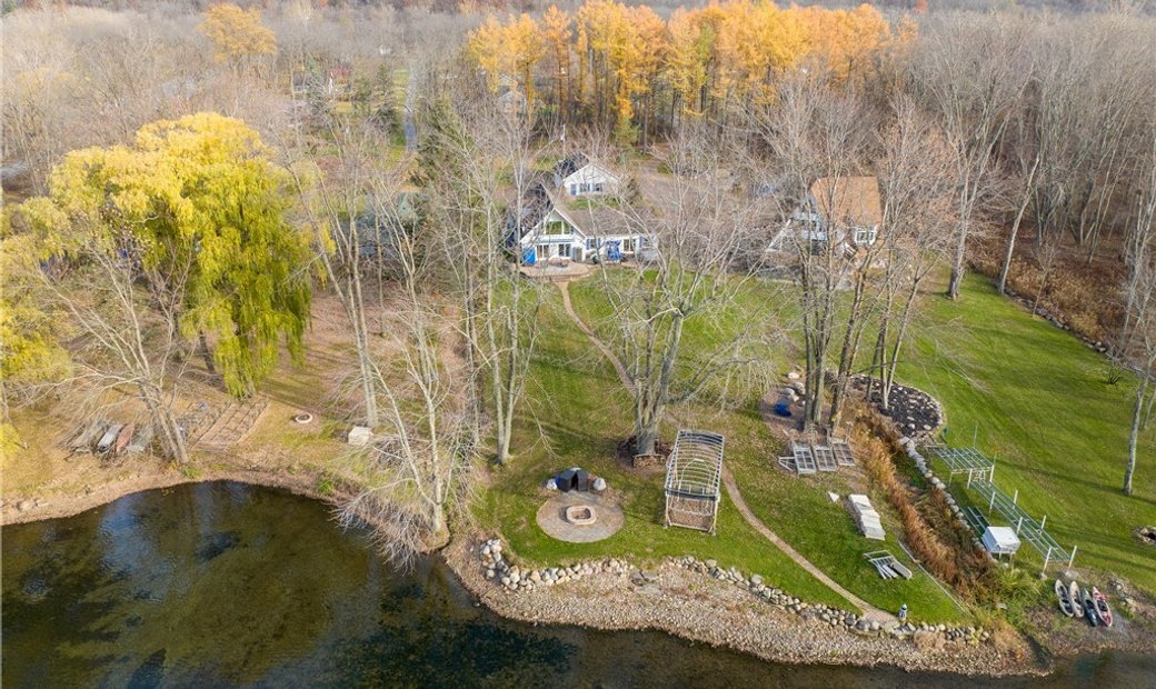 Entertainer’s Dream Lake Home In Honeoye, New York, United States For