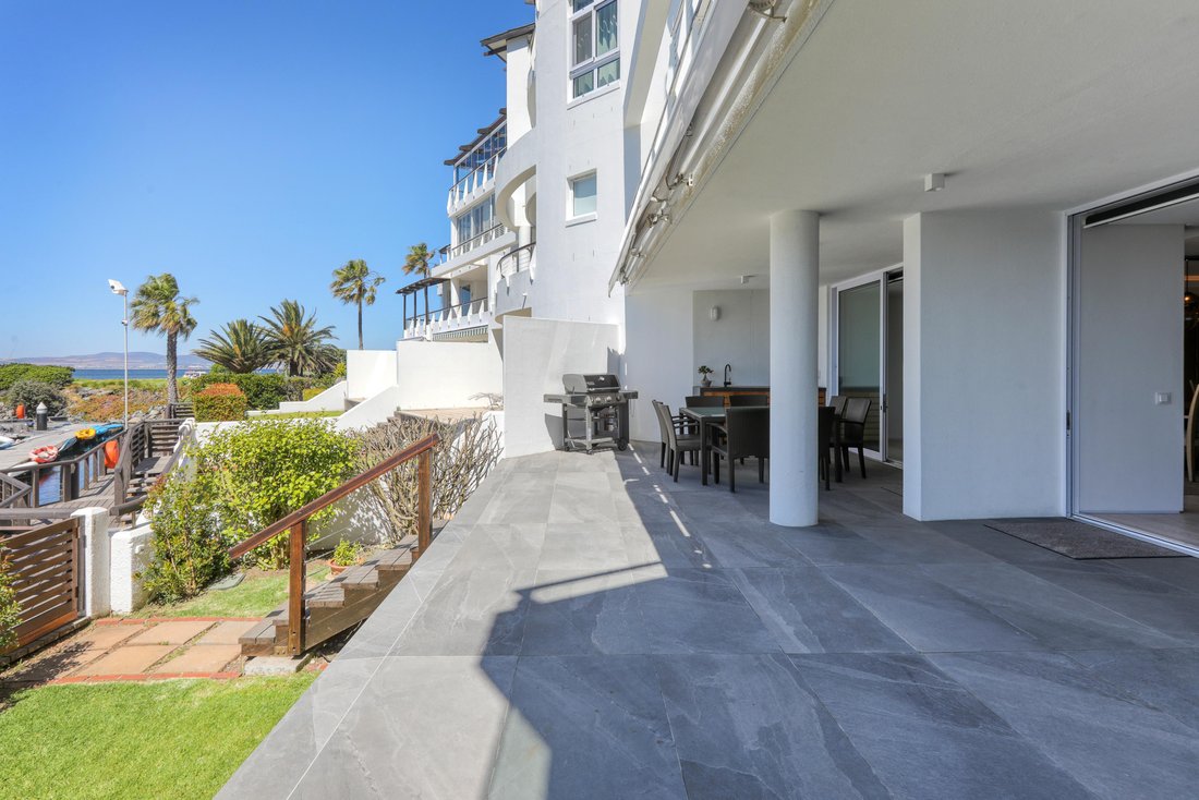 Apartment in Mouille Point, Cape Town, South Africa 5 - 13713322