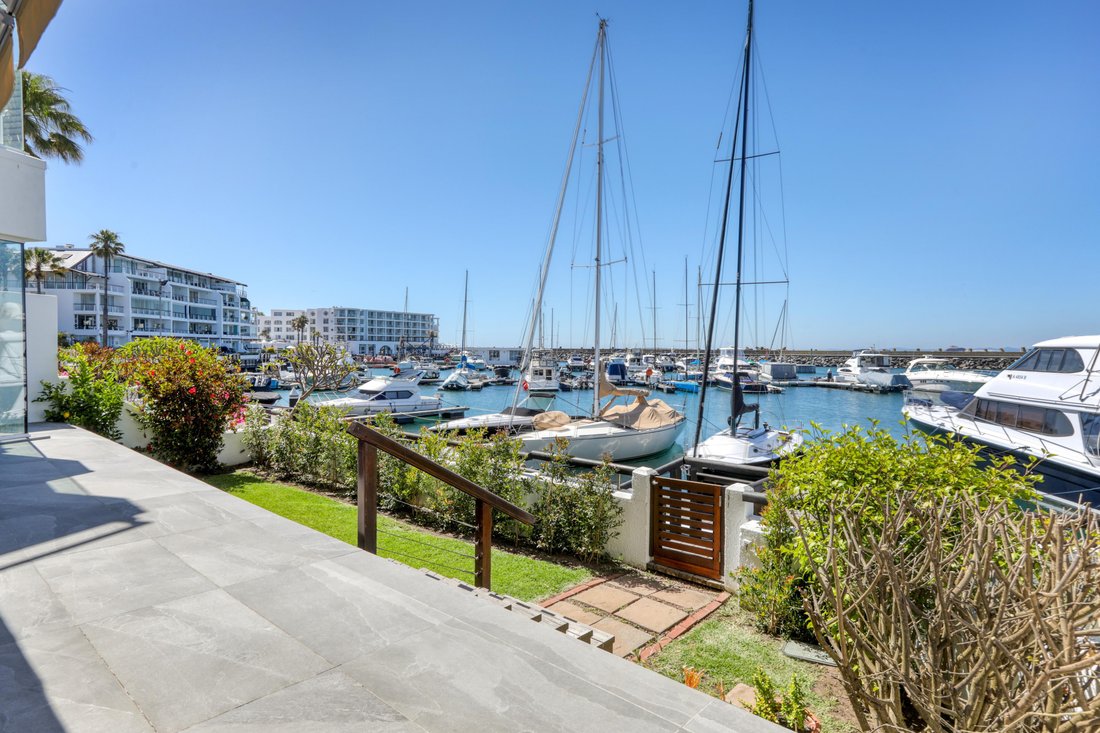 Apartment in Mouille Point, Cape Town, South Africa 2 - 13713322