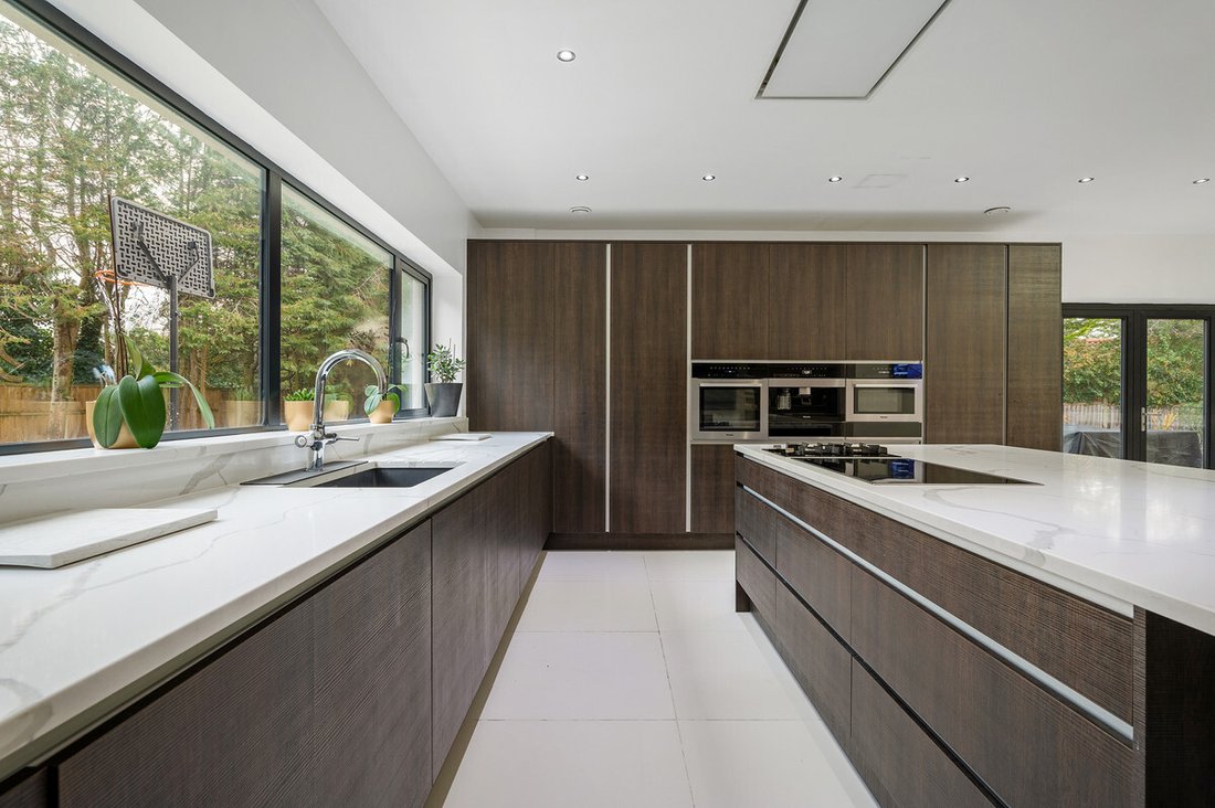 5 Bedroom Detached House For Sale In In Farnham Royal, England, United