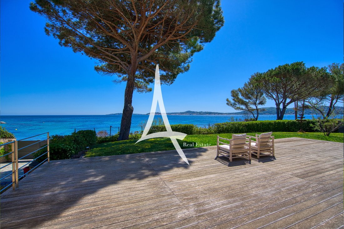 exclusivite-pieds-dans-l-eau-pour-cette-villa-d-exception-in-grimaud