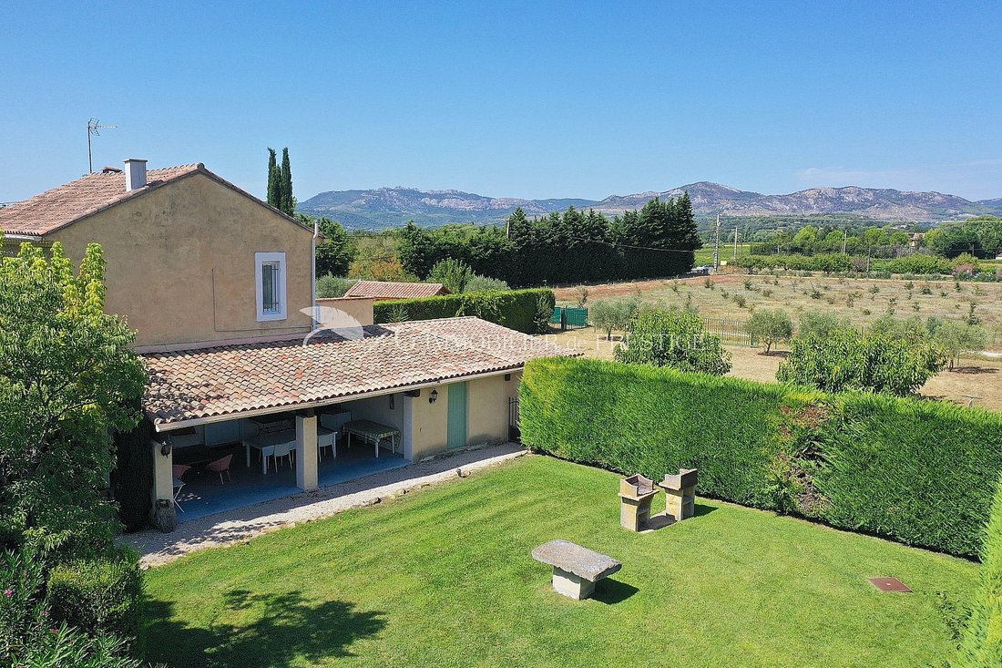 Provençal Stone Haven: A Six-Bedroom Sanctuary Beneath Mont Ventoux’s Gaze