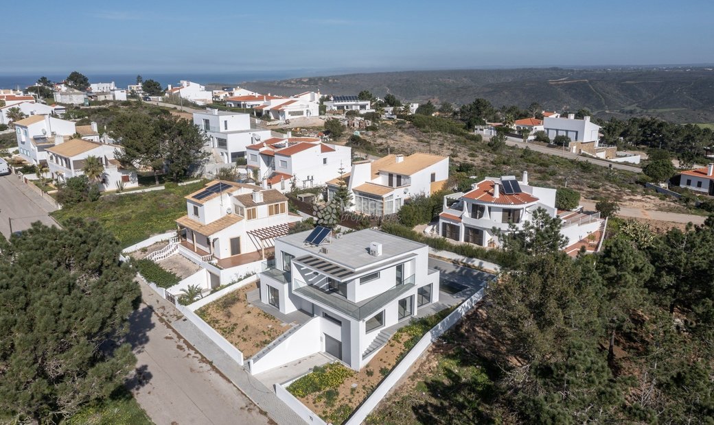 Modern 4 Bed Villa With Pool, In Praia De Monte Clérigo, Algarve
