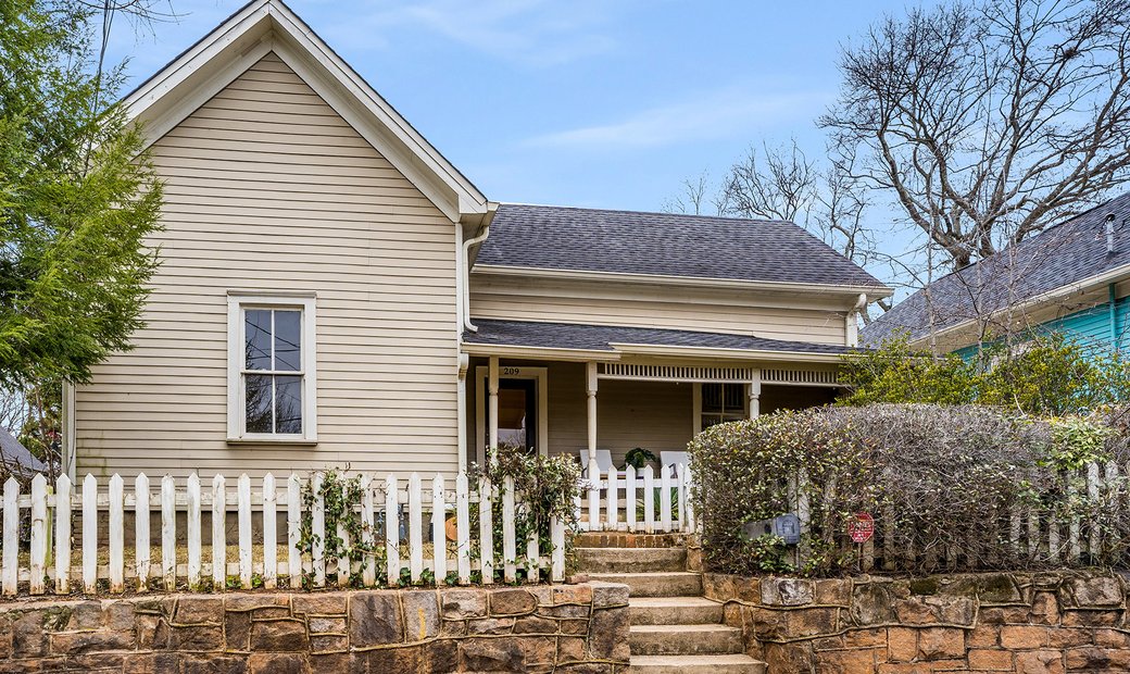 One Of A Dozen Houses Facing Cabbagetown In Atlanta, United