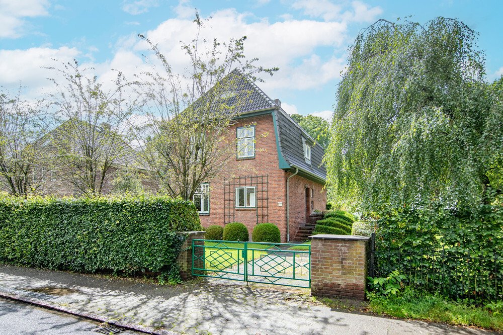 Villa For The Large Family In A Prime Location In Hamburg, Hamburg, Germany For Sale (13745387)