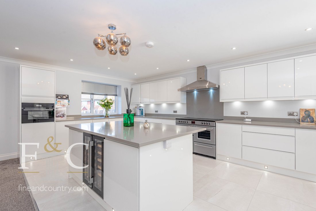 House in Crooked Mile, Nazeing, England 4 - 13750406