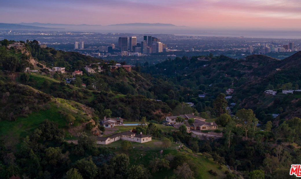 9501 Gloaming Dr In Beverly Hills, California, United States For Sale