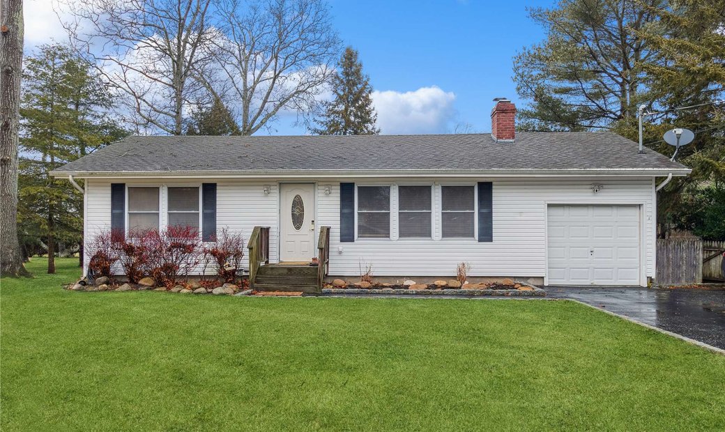 House Center Moriches In Center Moriches, New York, United States For