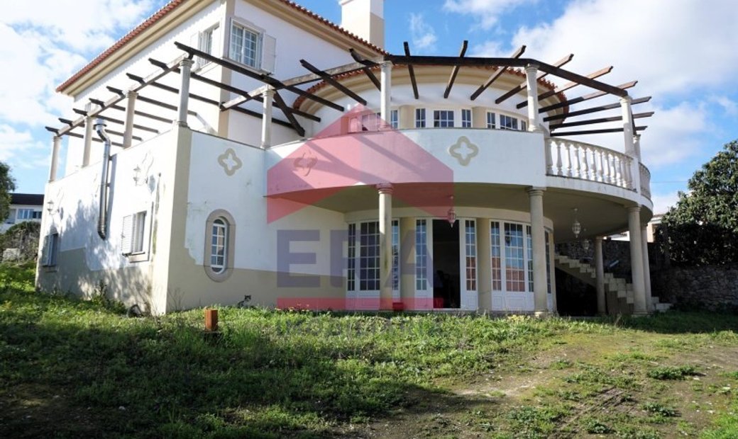 T4+2 House Located In Olho Marinho In Olho Marinho, Leiria District