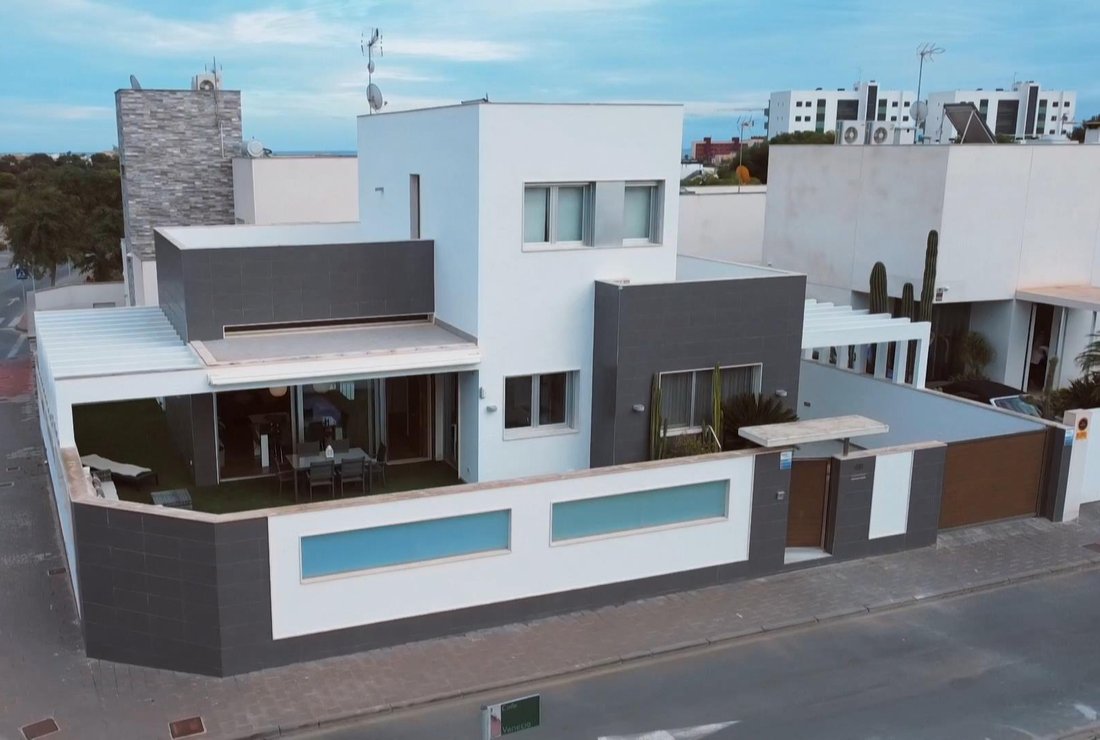 Villa in Pilar de la Horadada, Valencian Community, Spain 1 - 13760940