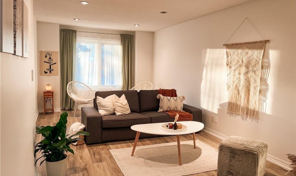 Modern Living Semi Detached Home In Niagara Falls, Ontario, Canada For