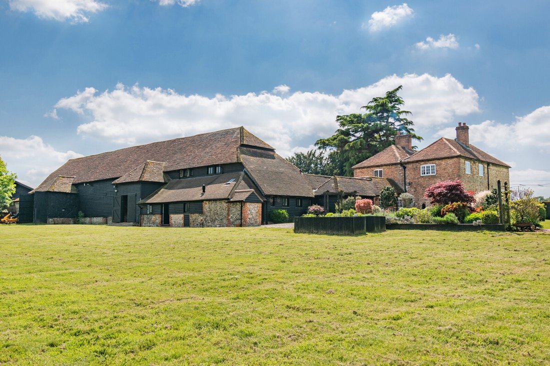 House in East Clandon, England 2 - 13765179