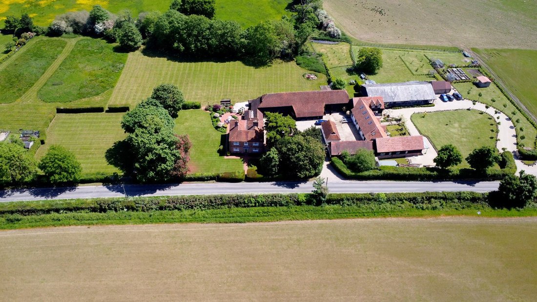 House in East Clandon, England 1 - 13765179