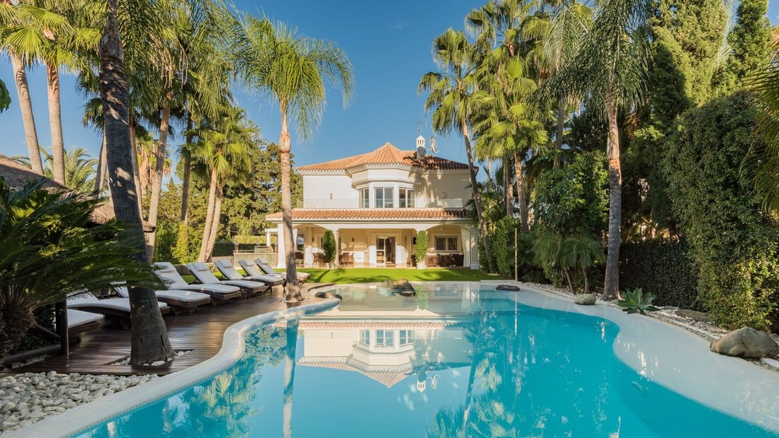 Villa in San Pedro de Alcantara, Andalusia, Spain 1 - 13764072