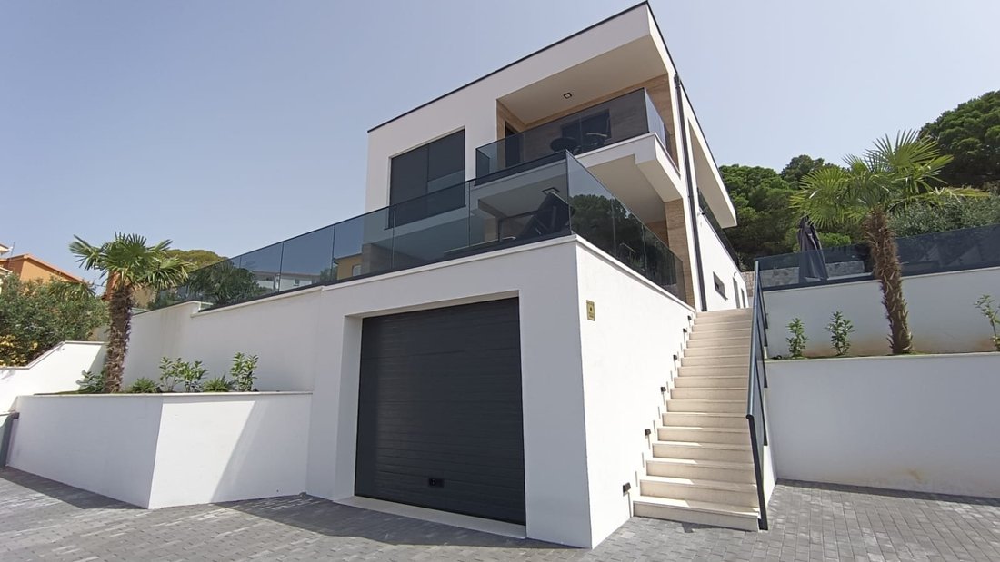 Villa in Okrug Gornji, Split-Dalmatia County, Croatia 1 - 13773481