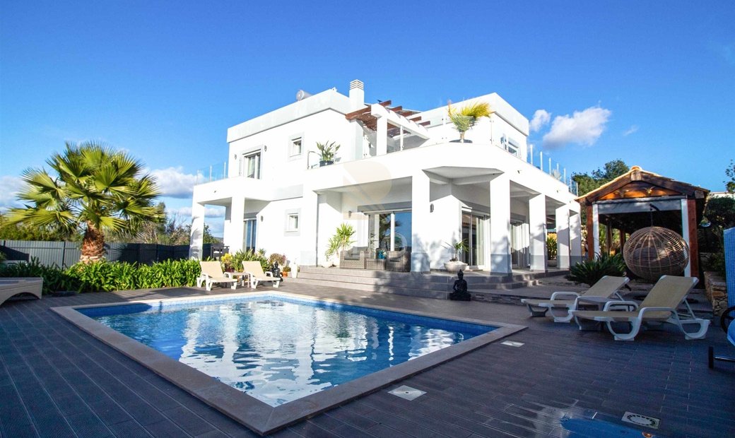 Modern Villa With Exclusive Details And Private In Paderne, Algarve