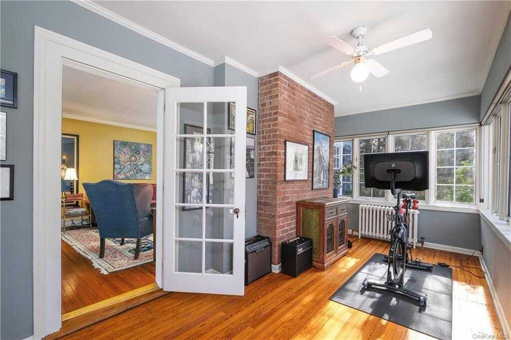 Warm And Fox Meadow Center Hall In Scarsdale, New York