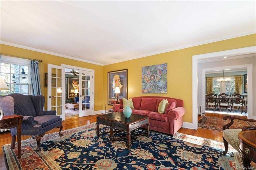 Warm And Fox Meadow Center Hall In Scarsdale, New York