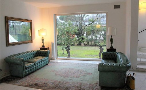 Villa in Ronchi, Massa, Italy 1