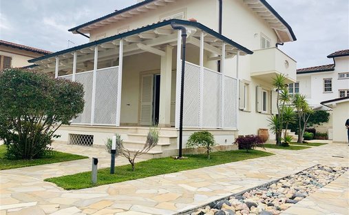 Villa in Pietrasanta, Tuscany, Italy 1