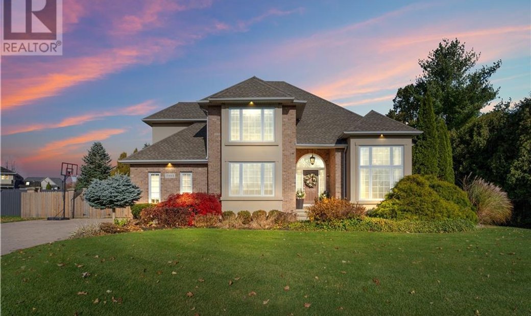 Executive Home In Prestigious Mount Carmel In Niagara Falls, Ontario