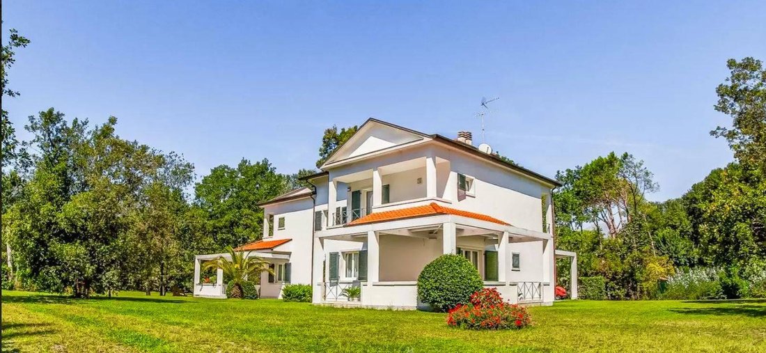 Villa in Ronchi, Massa, Italy 2 - 13784395