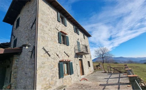 Estate in Pieve Fosciana, Tuscany, Italy 1