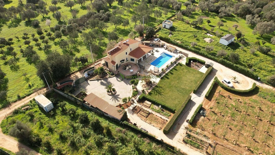 Beautiful Traditional 3 Bedroom Villa In Paderne In Paderne, Algarve