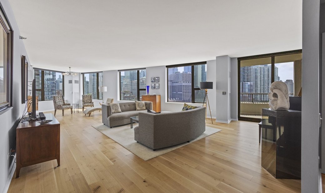 Beautiful Kinzie Park High Rise Apartment In Chicago, Illinois, United