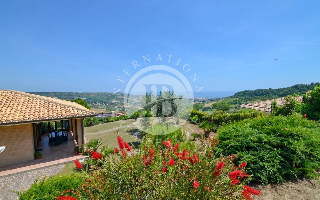 Villa in Acquaviva Picena, Marche, Italy 3 - 13790786