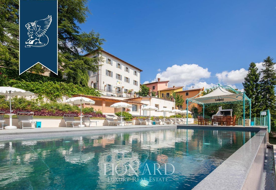 Villa in Serravalle di Chienti, Marche, Italy 1 - 13794757