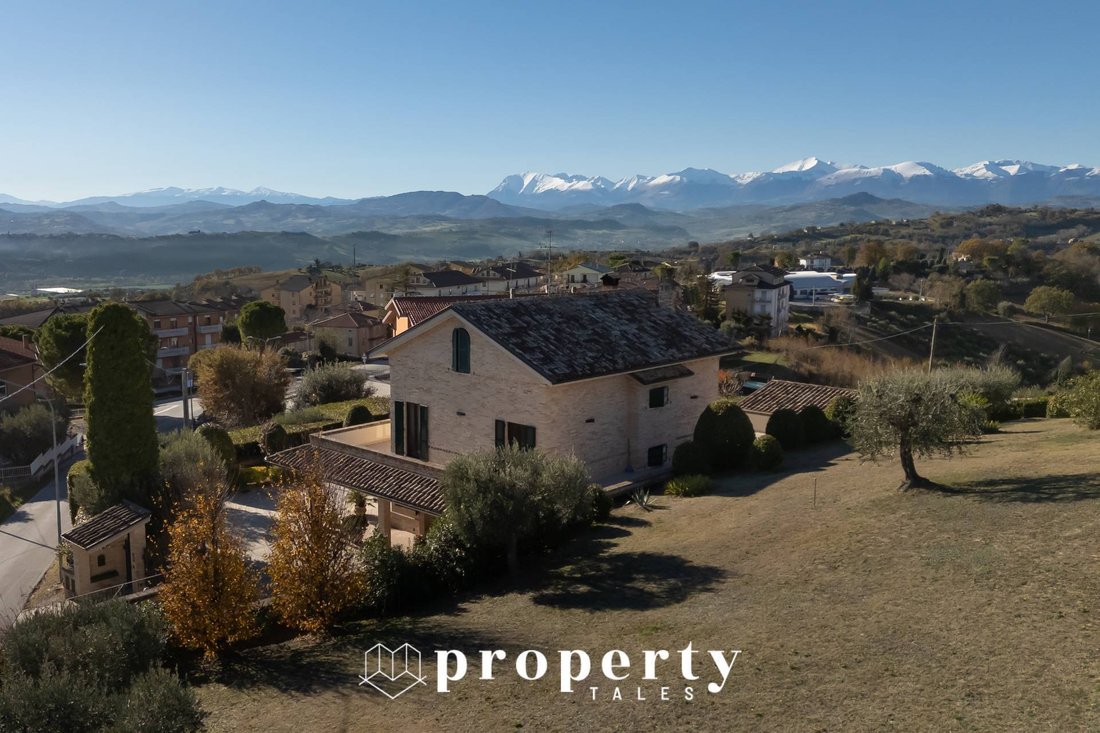 Villa in Montegiorgio, Marche, Italy 4 - 13803871