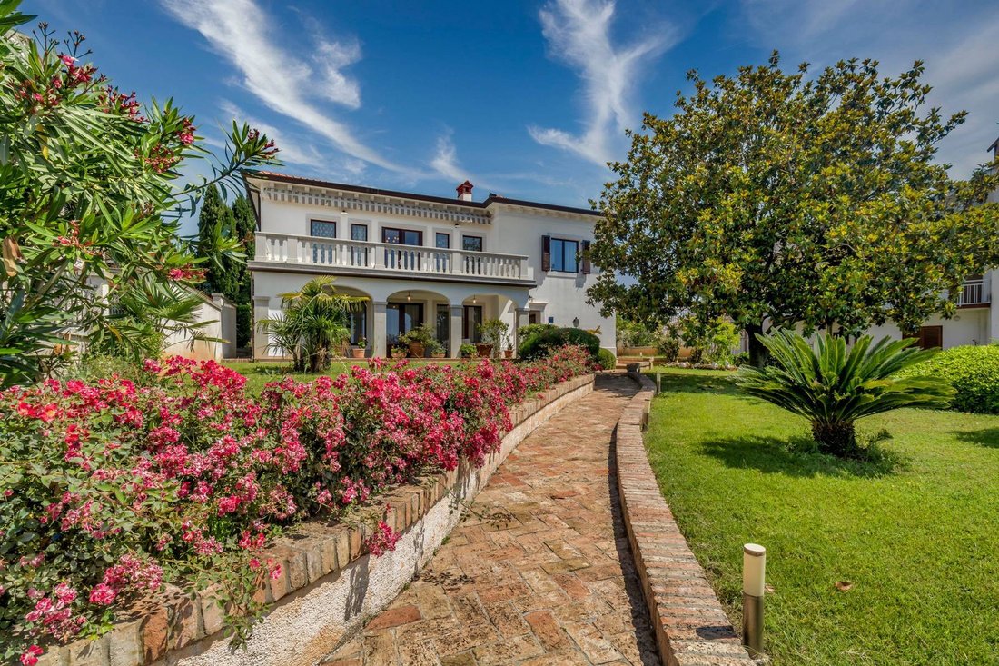 Villa in Umag, Istria County, Croatia 1 - 13809455