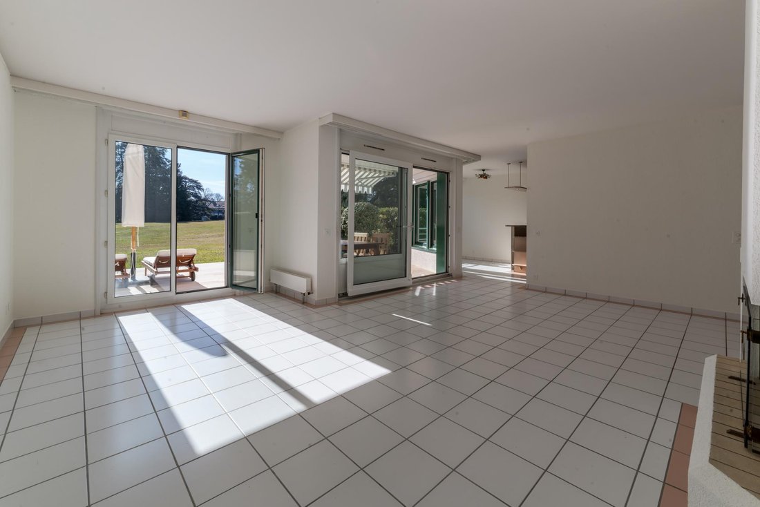 Dans Une Résidence Privative Et Pieds Dans In Versoix, Genève