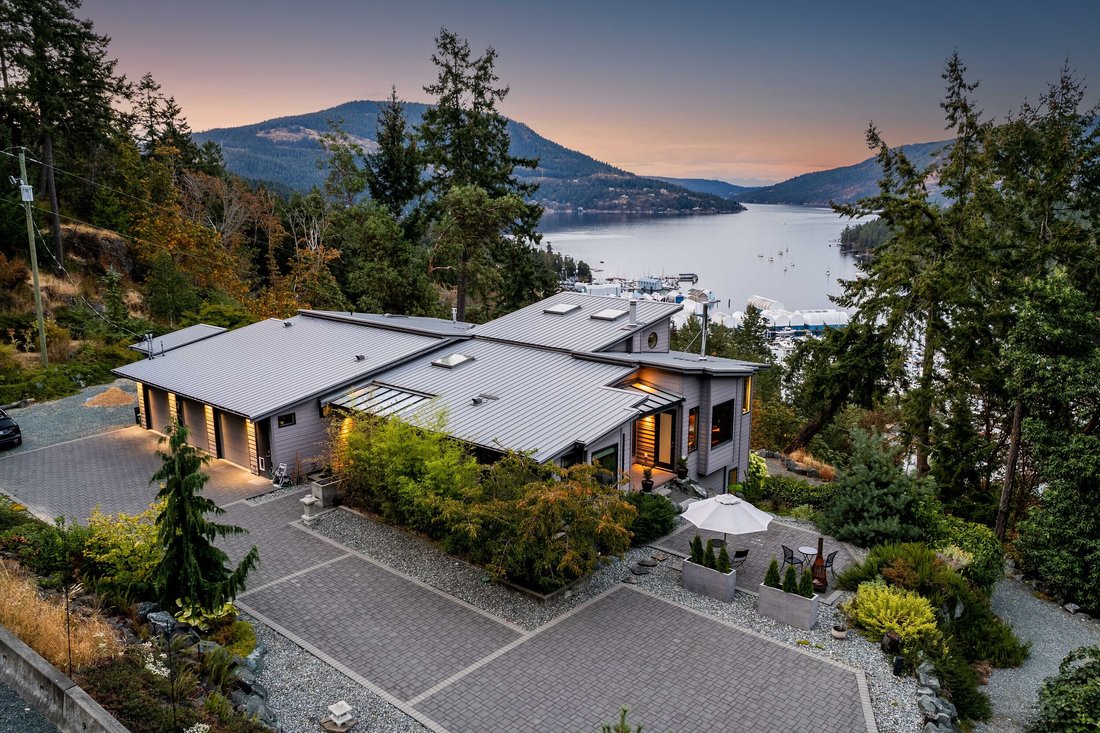 Architecturally Stunning In Duncan, British Columbia, Canada For Sale
