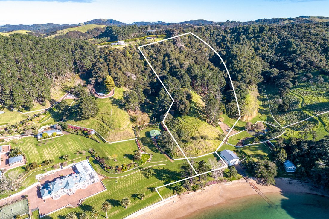 Waterfront Position And Prestige In Waiheke Island, Auckland, New