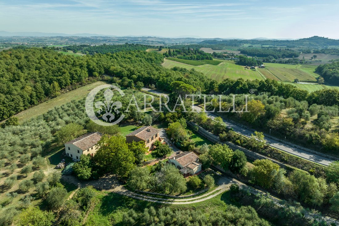 Corps de ferme à Chiusi, Toscane, Italie 2 - 13850769