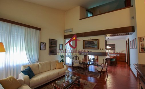 Villa in Lamporecchio, Tuscany, Italy 1