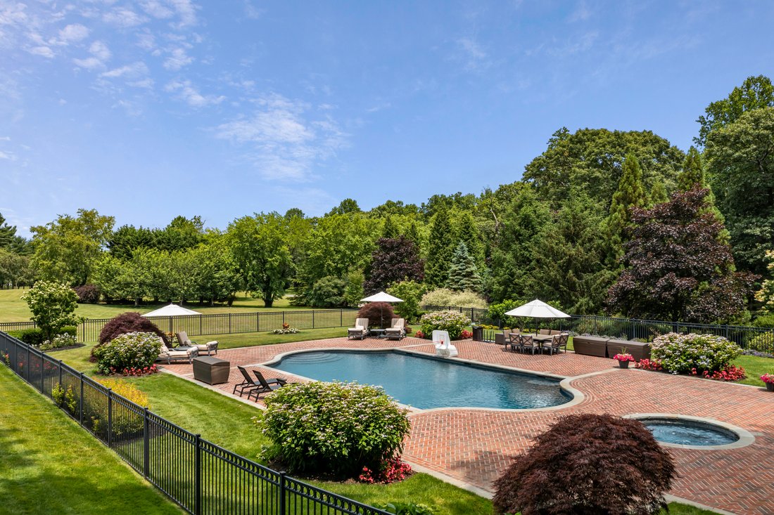 1 La Colline Drive, Mill Neck, Ny 11765 In Mill Neck, New York, United