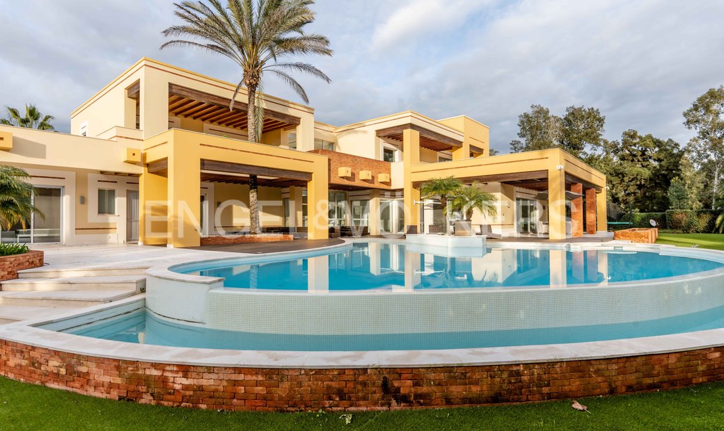 Amazing Contemporary 5 Bedroom Villa With Indoor, In Alvor, Algarve