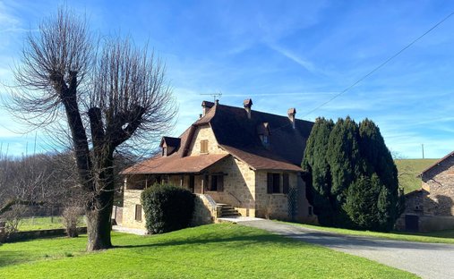 Luxury houses with garden for sale in Espeyroux, Occitanie, France