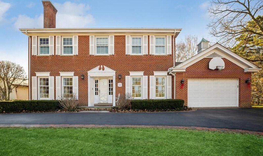 Grand Colonial Estate In Bonnie Glen In Glenview, Illinois, United