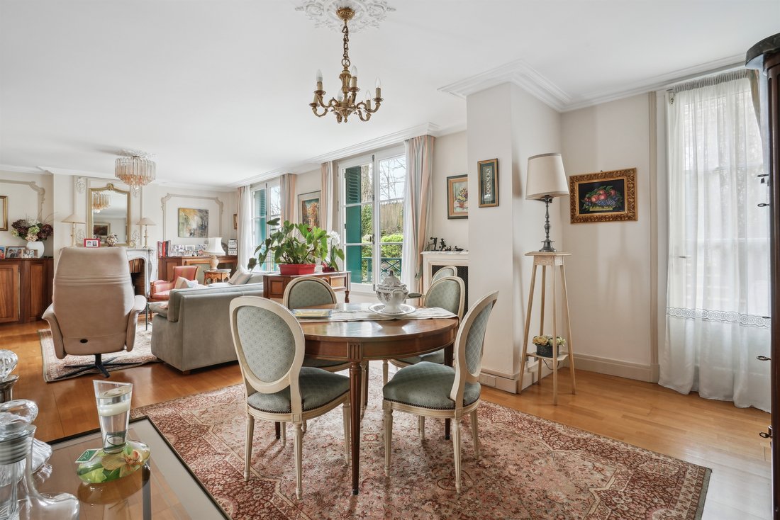 Six Room Townhouse In A Green In Charenton Le Pont, île De France