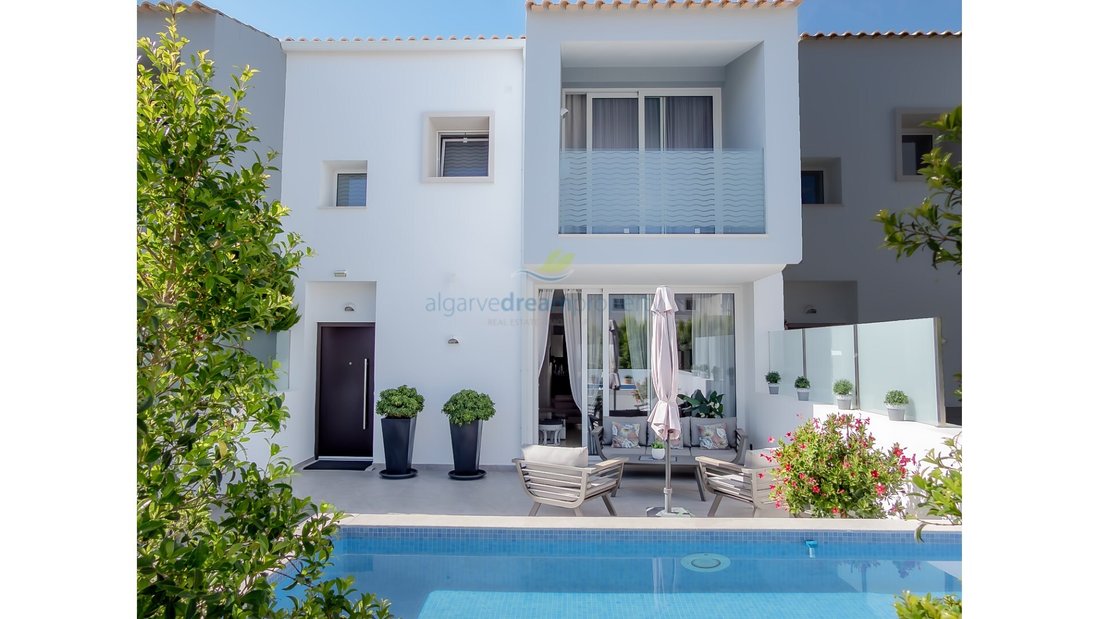 Magnificent Semi Detached Villa With 3+1 In Olhos De água, Algarve