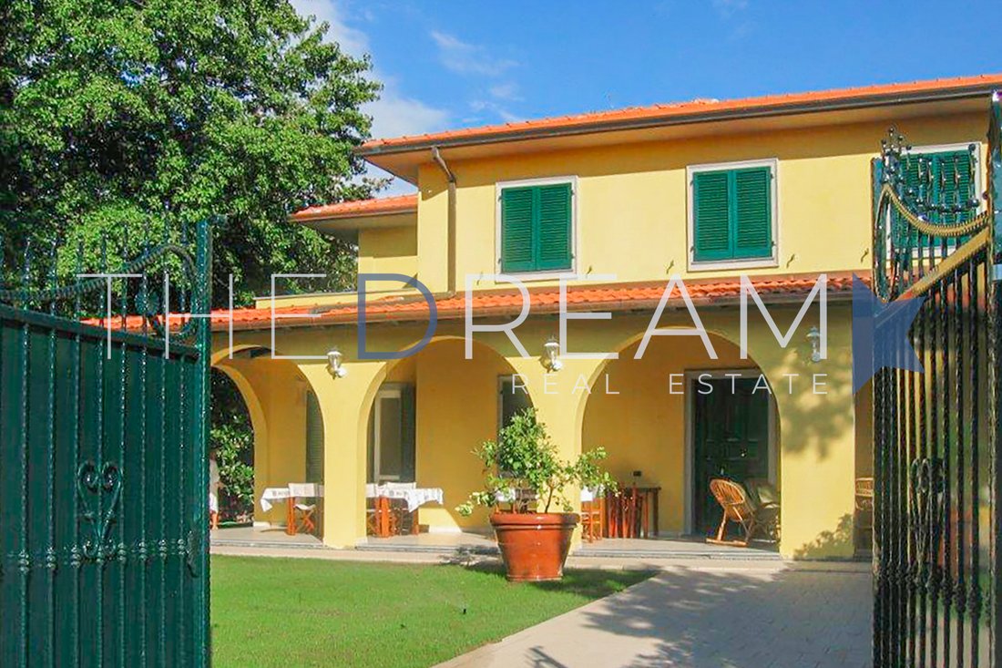 Semi Detached Villa On Large Lot Of About 800 Square Meters, With Garden And Outdoor Kitchen