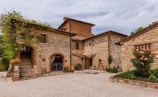 Villa in Asciano, Tuscany, Italy 1