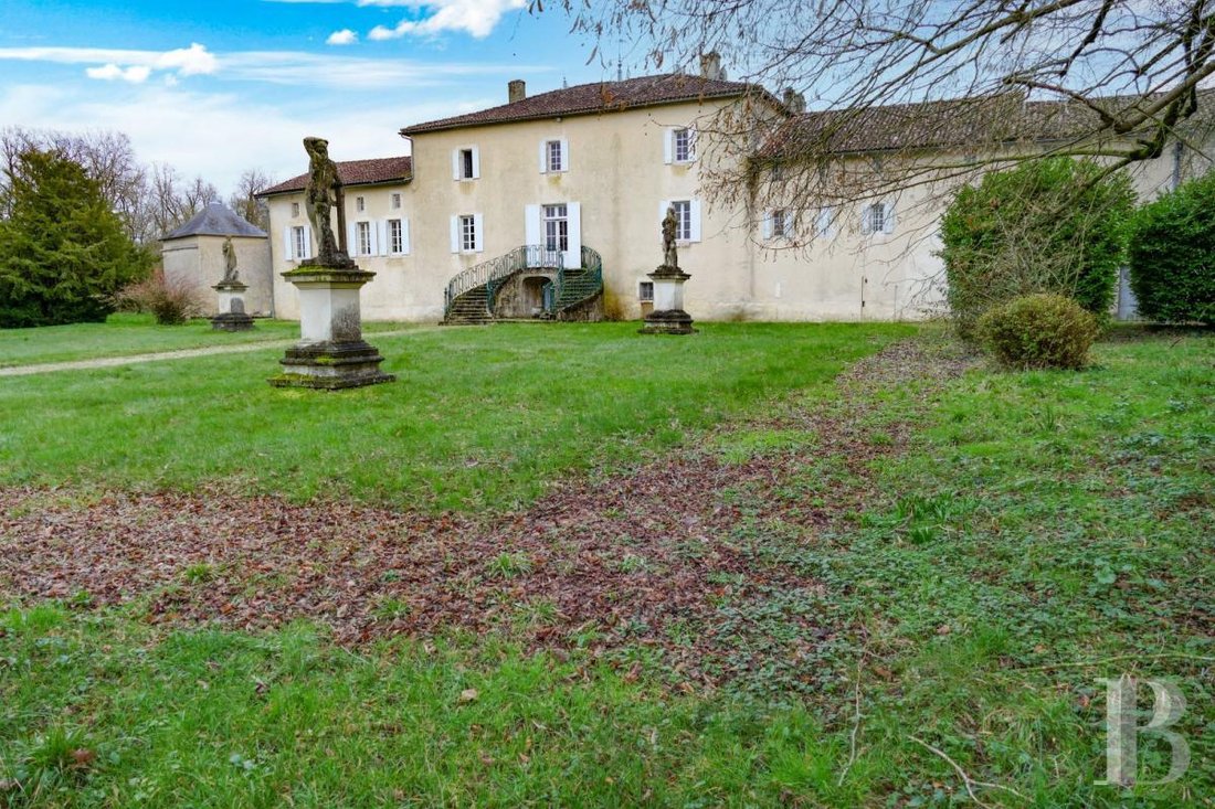 A Grand 18th Century Country In Saint Jean D'angély, Nouvelle Aquitaine
